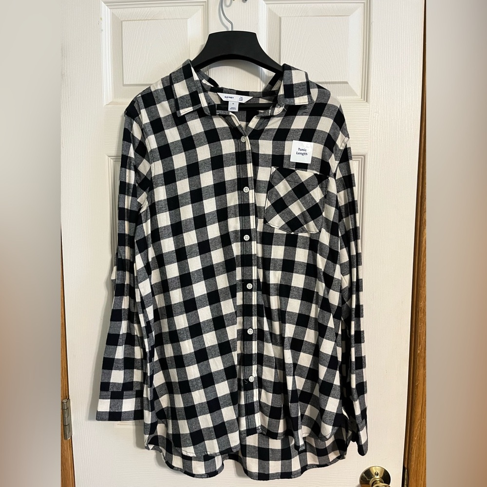 Black and white old navy  tunic length flannel. Super soft. NWT XL
